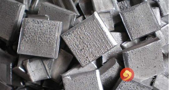 5月期鎳連續(xù)第三個(gè)月下跌，周四觸及去年6月來最低水準(zhǔn)每噸8,810美元，今年迄今下跌12%，是跌幅最大的主要基本金屬。